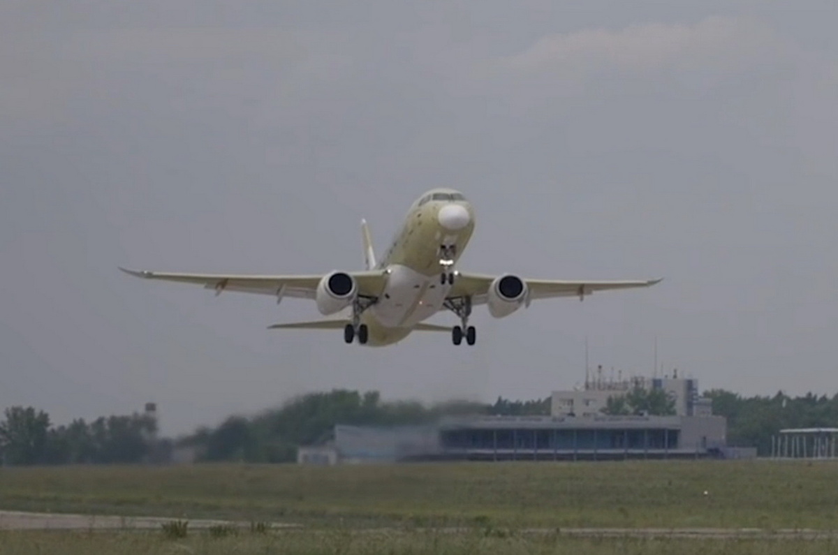 Опытный SJ-100 с бортовым номером 97003 и двигателями SaM146 в Жуковском. Кадры ОАК