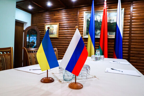 Флажки на столе, за которым проходили российско-украинские переговоры в Белоруссии, 7 марта 2022 года / Максим Гучек/БелТА/РИА Новости   📷