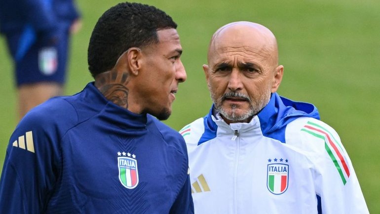    Майкл Фолоруншо (слева) и Лучано Спаллетти. AFP