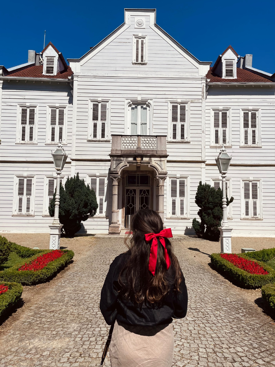 На фоне особняка Маслак