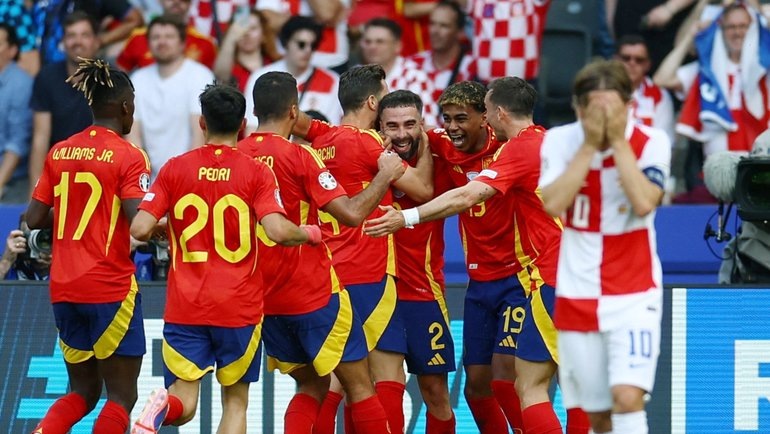    Футболисты сборной Испании праздуют гол в ворота Хорватии в матче Евро-2024. Reuters