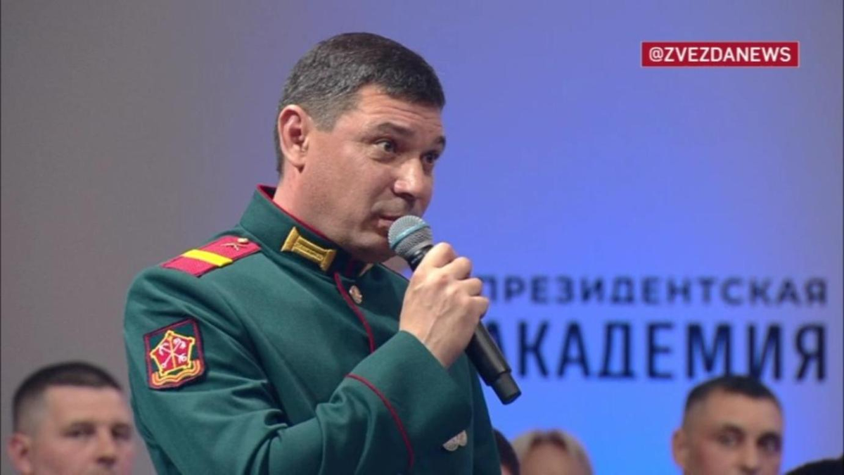 на фото Евгений Первыщов, бывший мэр Краснодара и депутат Госдумы, который добровольцем  ушел на СВО из депутатов Госдумы, хотя у него была броня. Герой. 