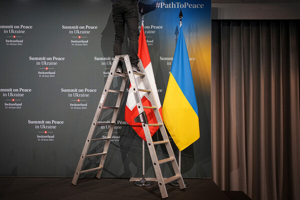 Глава офиса президента Украины Ермак заявил, что Киев не против возобновления диалога с Россией и ищет возможность передать ей наработки мирной конференции в Швейцарии.