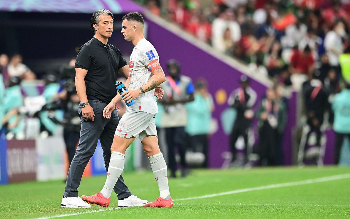 Главный тренер сборной Швейцарии Мурат Якин и капитан Гранит Джака на чемпионате мира 2022 года в Катаре.