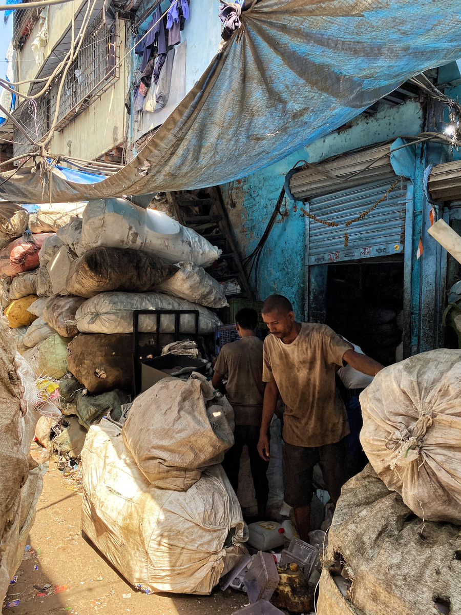 Эти люди проводят среди этих мешком почти всю свою жизнь.