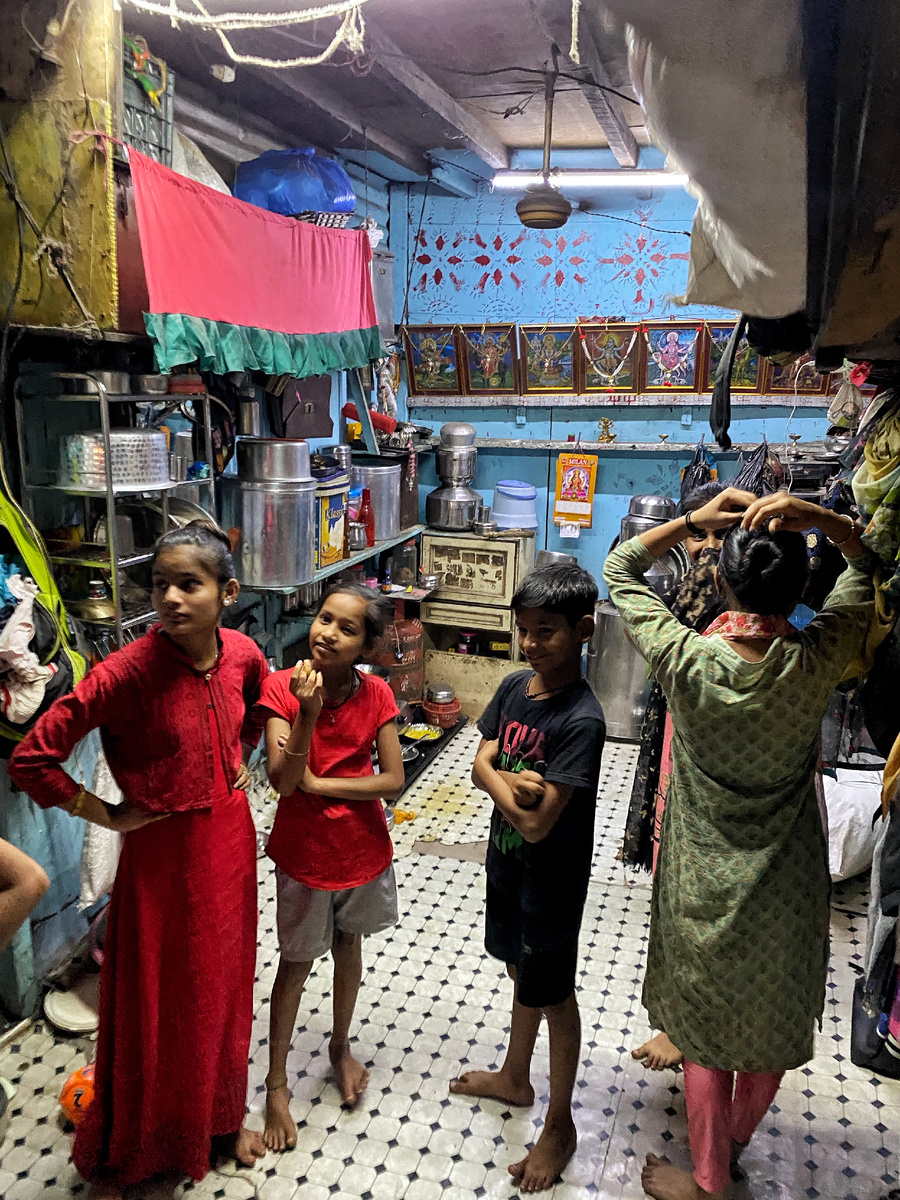 Внутри дома в этом районе — эта семья живёт среди мусора.