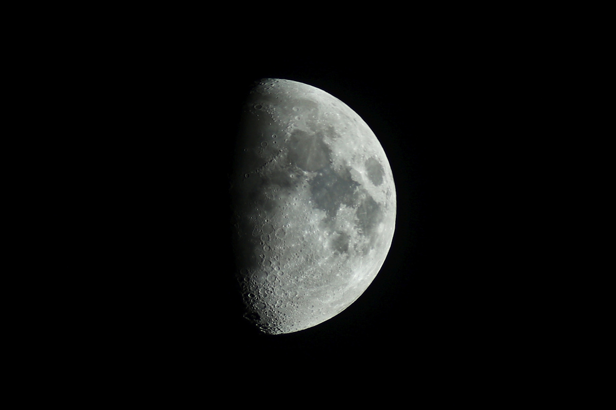Луна вечером 15 июня 2024 года, фото автора 