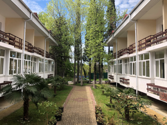 "Буревестник-2". Дорожка между новыми корпусами. Май 2021 года. Фото А Горностаевой.