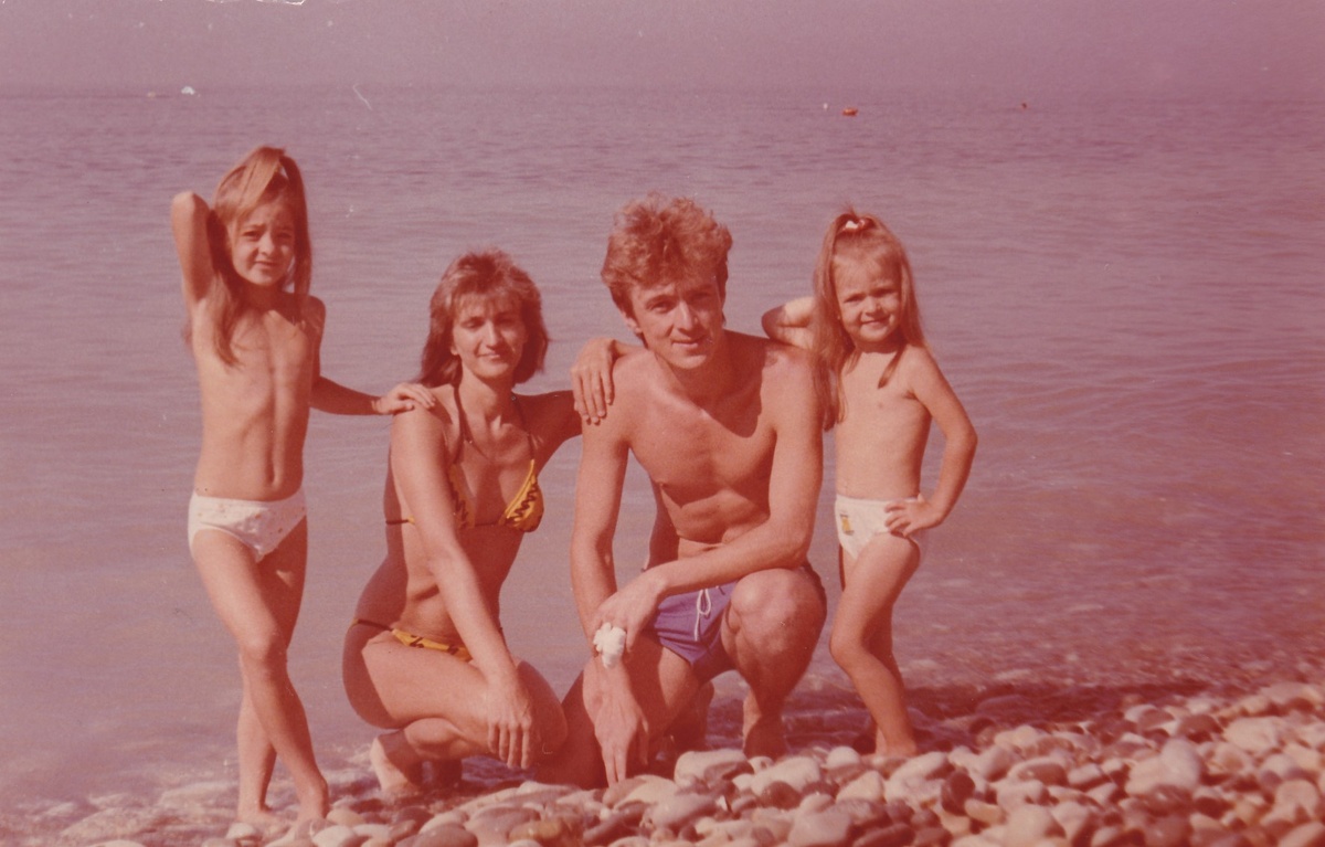 Моя семья на пляже пансионата "Буревестник". 1990 год.