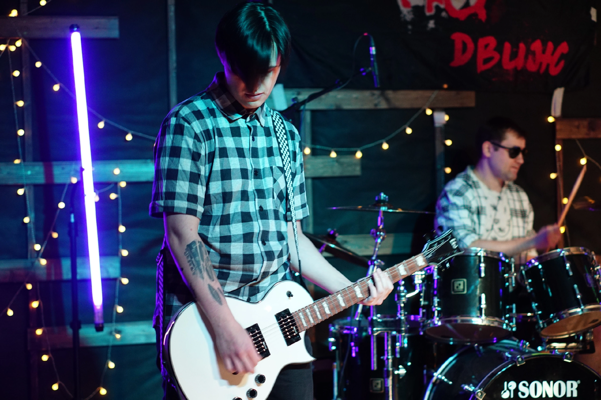 Куликов Георгий – самый молодой участник нашей группы, родился в Челябинске. В 15 лет впервые взял в руки гитару и с тех пор не расставался с этим музыкальным инструментом, меняя их, как перчатки, пока не остановился на ESP LTD Eclipse Deluxe. Однако его мечтой является обменять этот инструмент на трешку в центре Москвы. В нашей группе только у Гоши есть музыкальное образование 🎵.