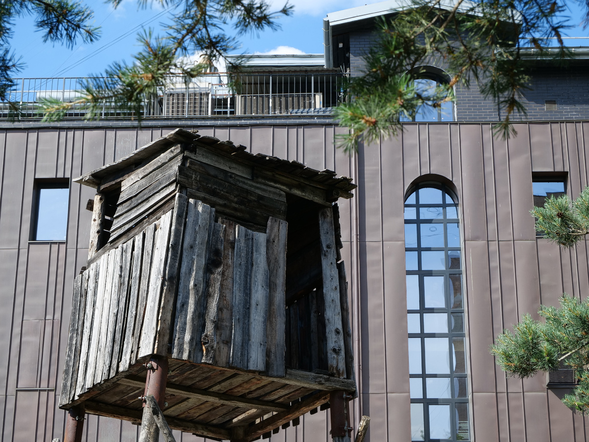 Тоже перемещенный объект. Здесь он надежнее сохранится. Здесь о нем заботятся реставраторы.