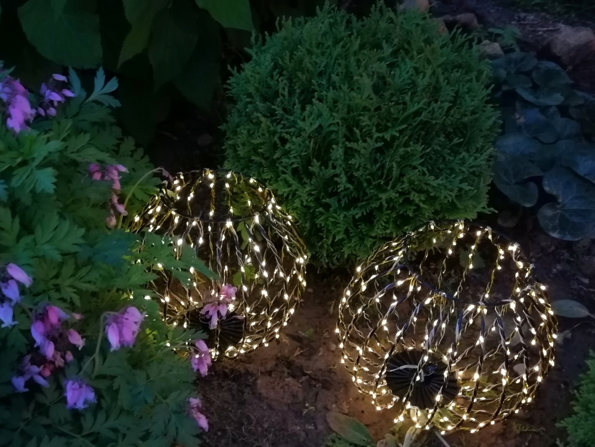 Вот так могут выглядеть светильники в цветнике