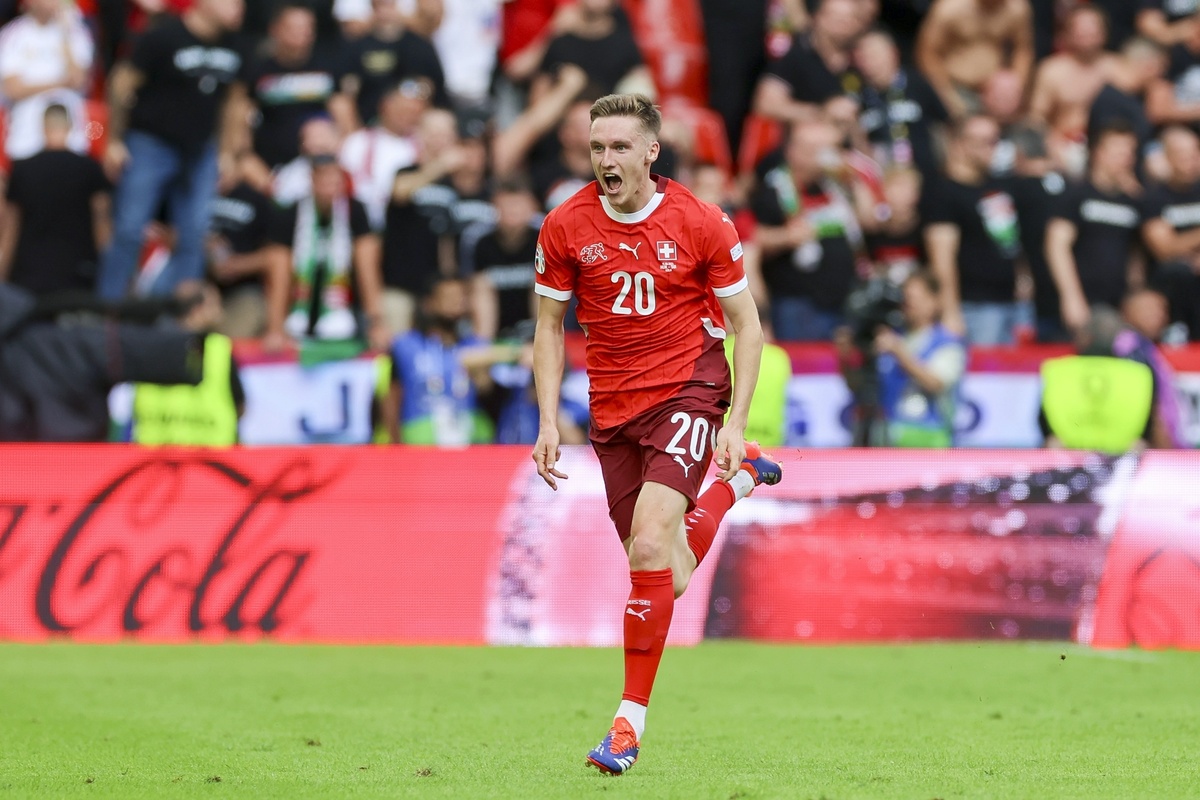    Одним из героев встречи стал Михел Эбишер, который на 12-й минуте ассистировал Квадво Дуа, а на 45-й сам поразил ворота Петера Гулачи. Он стал первым швейцарцем в истории, отметившимся голом и пасом в матче Евро / Gettyimages.ru / DeFodi Images / Contributor