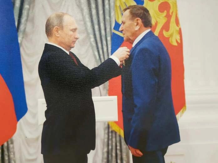    Владимир Путин вручает Ивану Богачёву орден «За заслуги перед Отечеством» 4-й степени. Фото: Из личного архива
