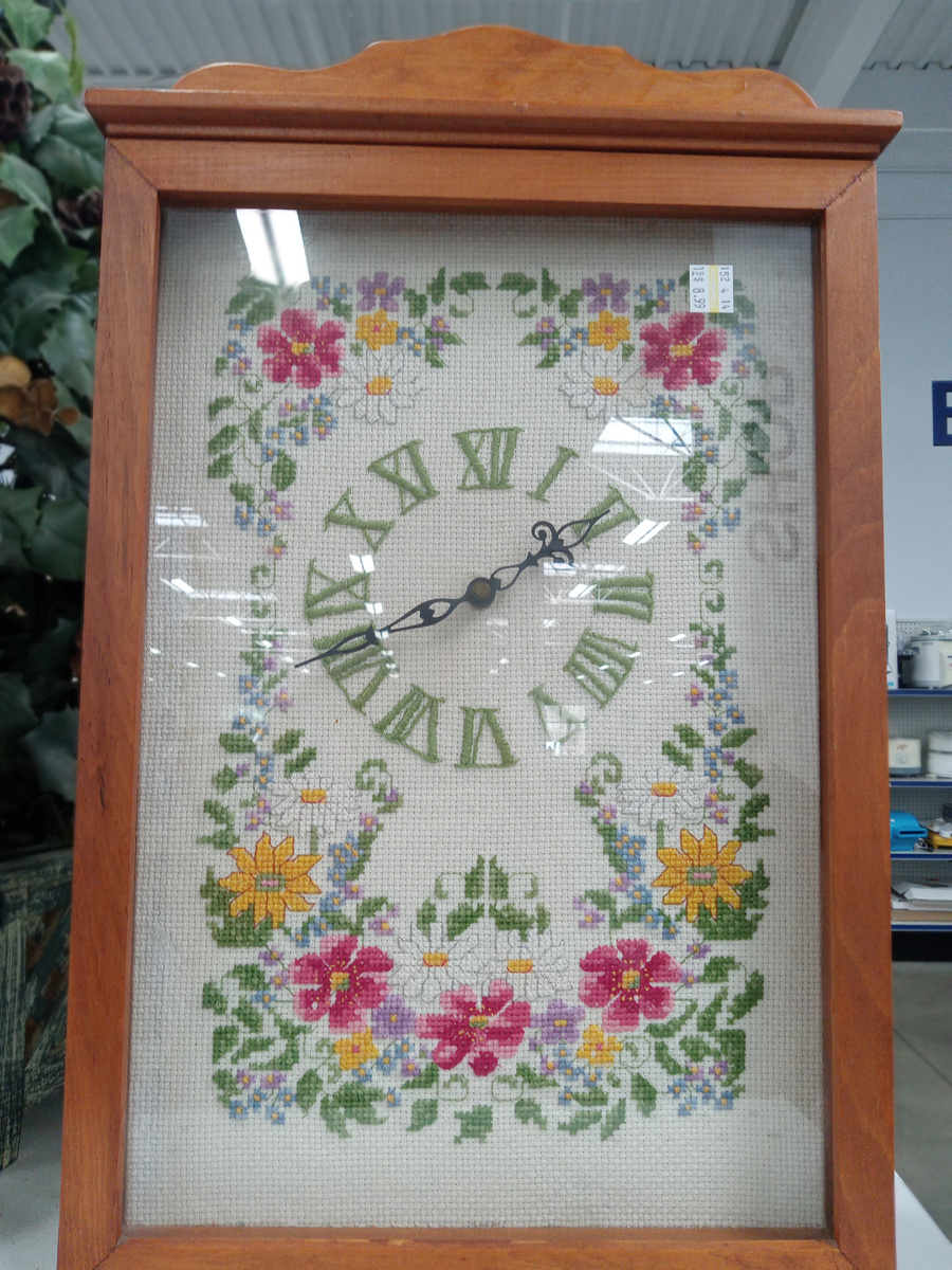 Самодельные часы в деревянном корпусе со стеклянной панелью и вышивкой крестиком по канве; неизвестный мастер. Фото автора статьи The ЖурнальчиК. 