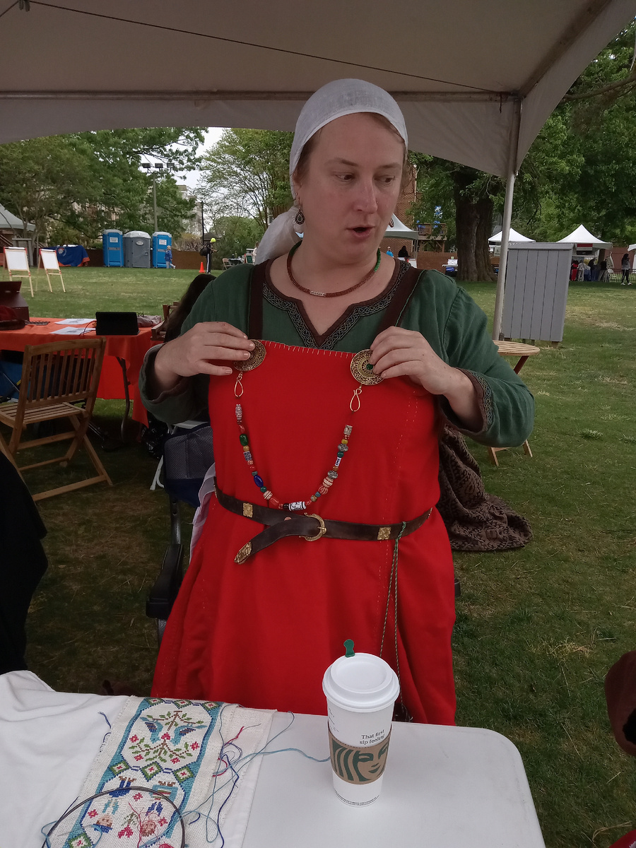 Женщина, любезно разрешившая мне ее сфотографировать, в костюме скандинавской женщины (норвежки) позапрошлого столетия. На столе - ее работа, она вышивала "ленту" для колокольчика, с помощью которого вызывали прислугу в доме. Узор вышивки достался этой женщине от ее бабушки. Фото автора статьи The ЖурнальчиК. 