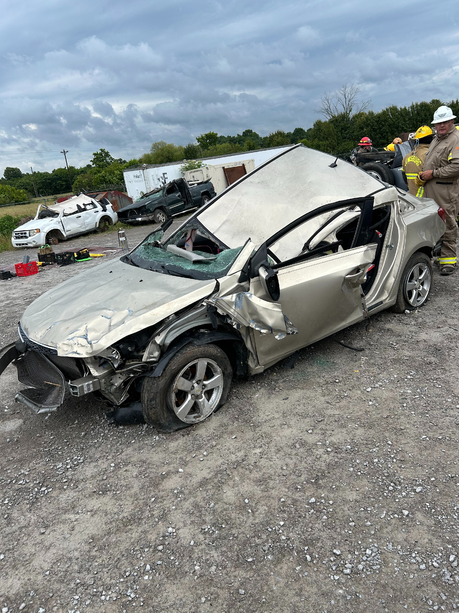 Крышу с этого автомобиля мы спиливали ручными ножовками по металлу, и сделали это сломав 4 лезвия.