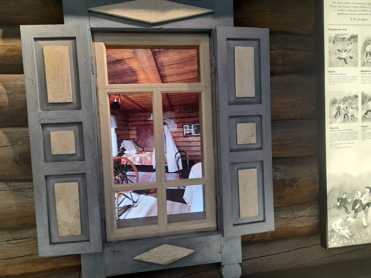 Избы хоть и миниатюрные, но исполнены достоверно и в окошко каждое можно заглянуть