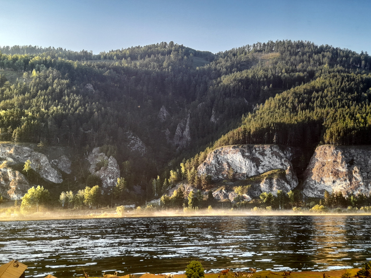 Берег Енисея напротив села