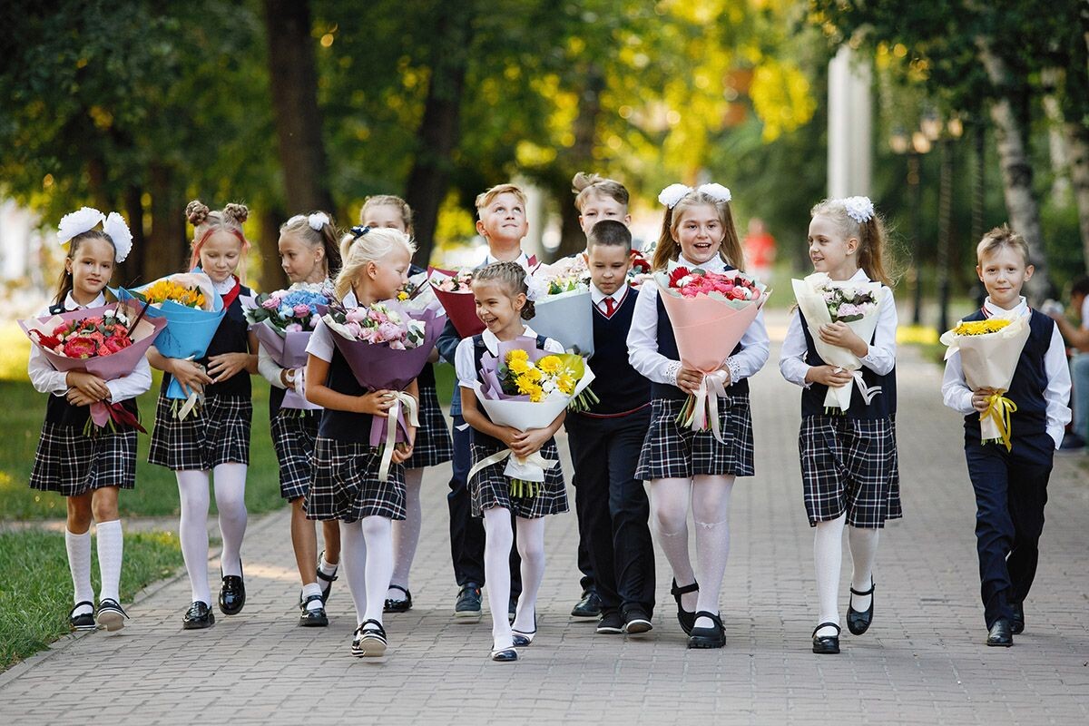 Чтобы первое сентября прошло как надо, родители должны заранее выбрать школу и оформить документы. Источник: Shutterstock📷
