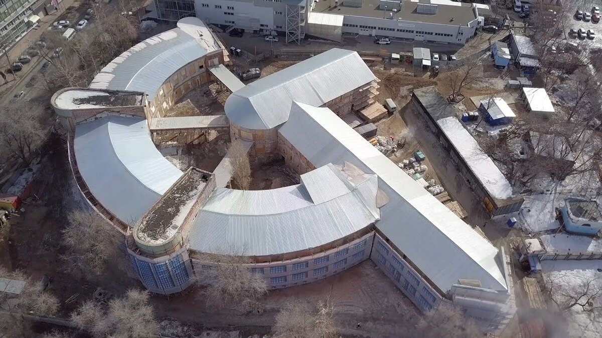 Здание фабрики - кухни в Самаре в виде серпа и молоты. 