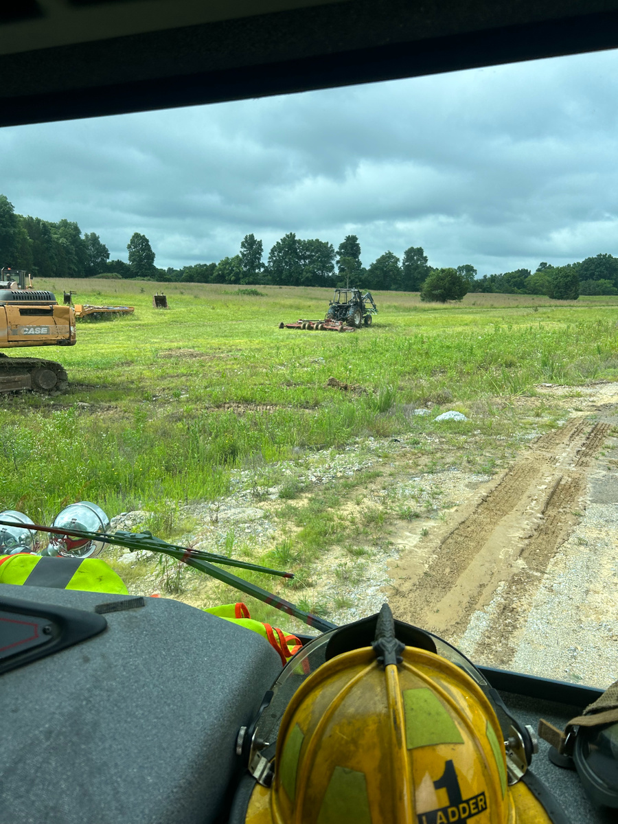Вид с моего места на сгоревший трактор.