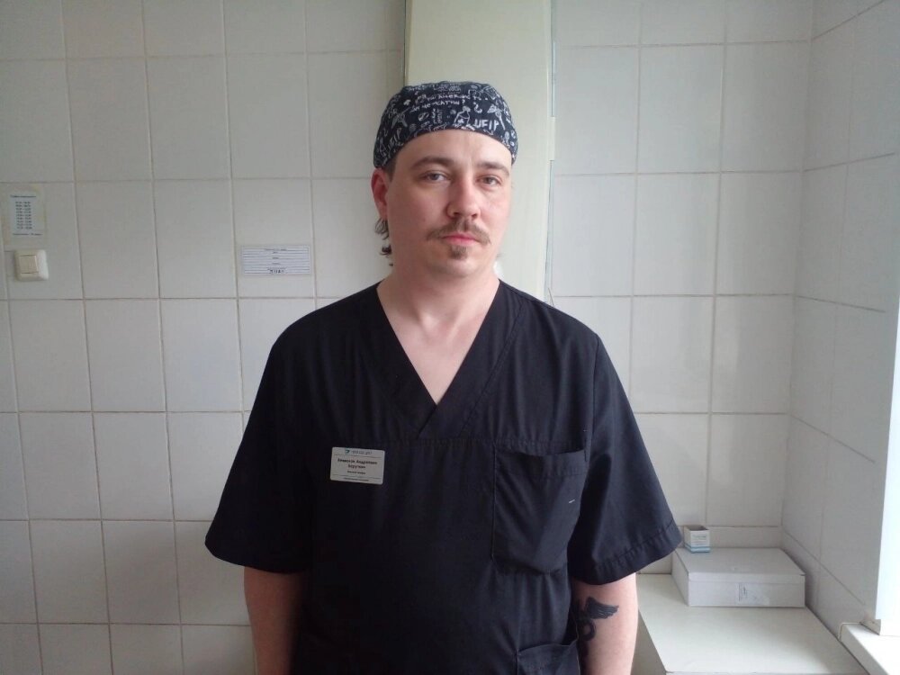    Медбрат Вячеслав Баруткин имеет диплом художника-камнереза, а ещё играет на ударных инструментах. Фото: ЦГБ 7 Екатеринбурга