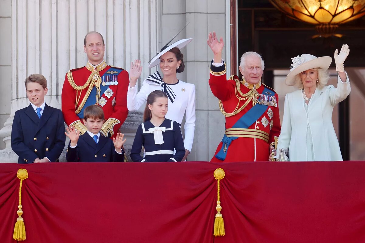 Главная интрига года почти разрешилась - принцесса Уэльсская все же появилась на главном британском параде в честь официального дня рождения монарха - Trooping the Colour.