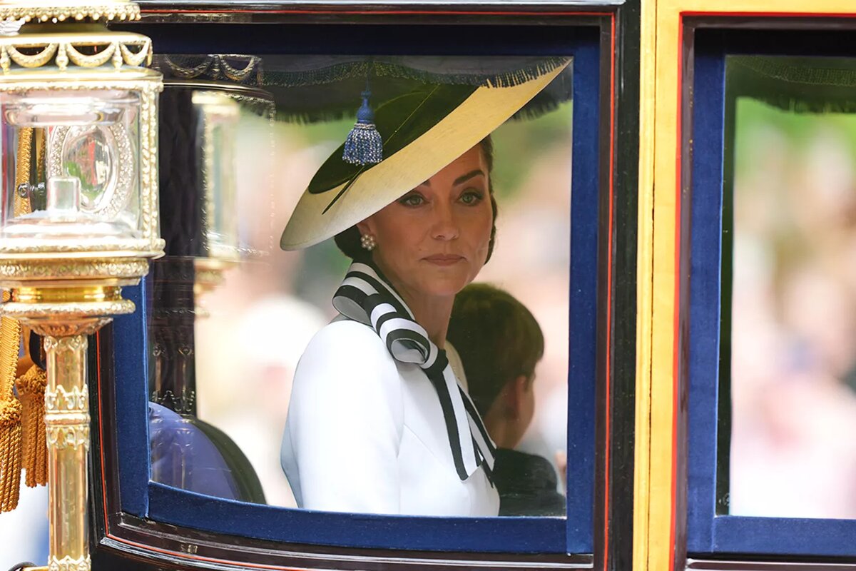 Главная интрига года почти разрешилась - принцесса Уэльсская все же появилась на главном британском параде в честь официального дня рождения монарха - Trooping the Colour.-2