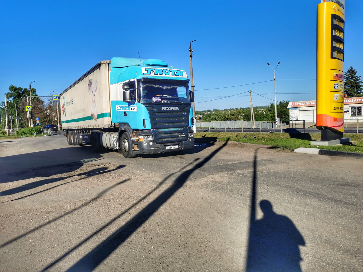 Тягач 731600 на шасси Scania R420, чтобы вы ни подумали по этому поводу. Улица Коммунаров. И моя тень :).