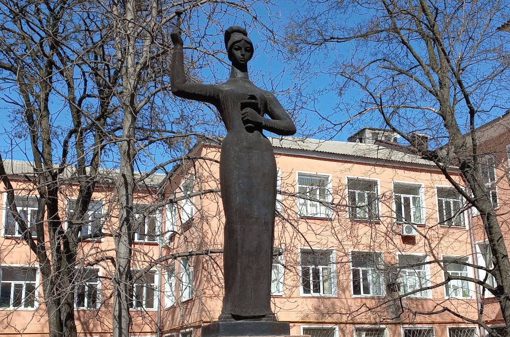 Памятник медикам. Донецк. Фото 2024 года