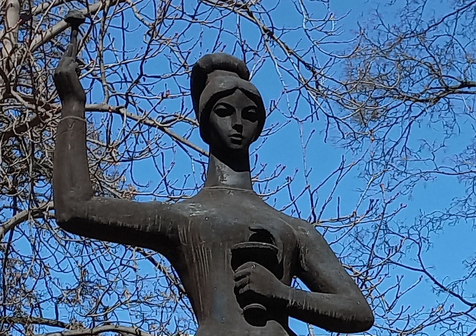 Памятник медикам. Донецк. Фото 2024 года