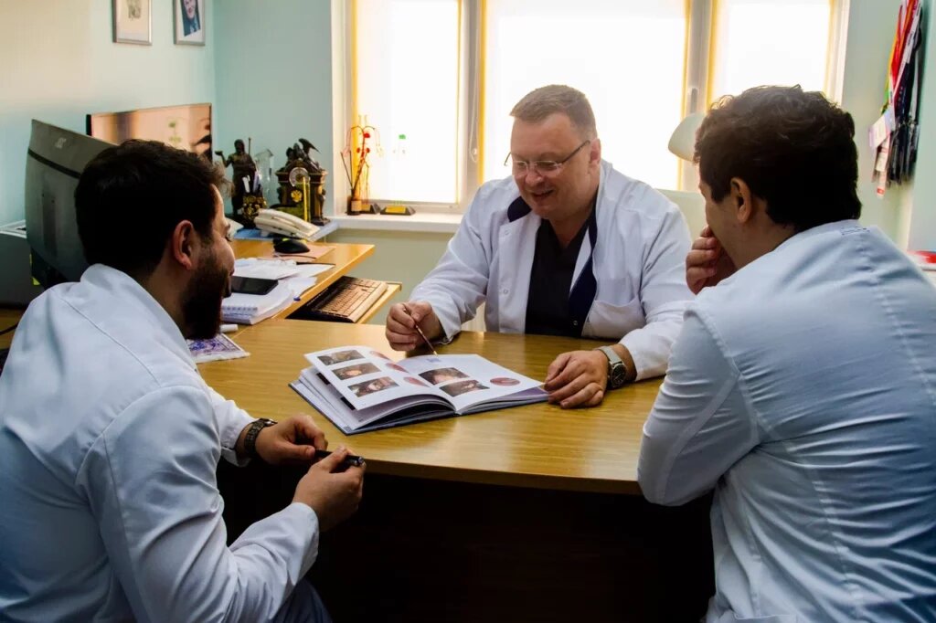    Завотделением сосудистой хирургии доктор медицинских наук Роман Виноградов   
(в центре) — блестящий хирург, вместе с тем активно занимающийся научной деятель-   
ностью. Под его наставничеством Тарлан Бахишев (слева) и Аслан Закеряев и создавали   
уникальный атлас. Фото: Варвара Вострокнутова