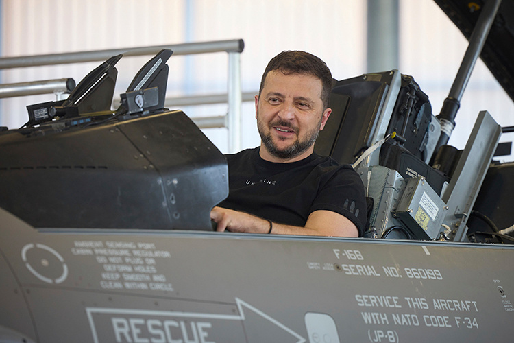    «На текущий момент украинская авиация занимается примерно тем же, чем украинская артиллерия, — терроризмом, нанося удары западными ракетами по гражданской инфраструктуре России».   
Фото: © Presidential Office of Ukraine / ThePresidentialOfficeUkraine / www.globallookpress.com