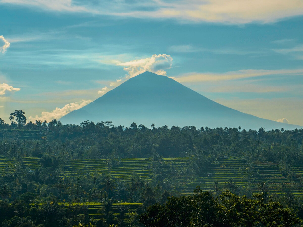 Самый дождливый месяц на Бали — январь, много пасмурных дней. На улице тепло, но не жарко, в это время хорошо ездить по красивым местам. Источник: www.pexels.com
