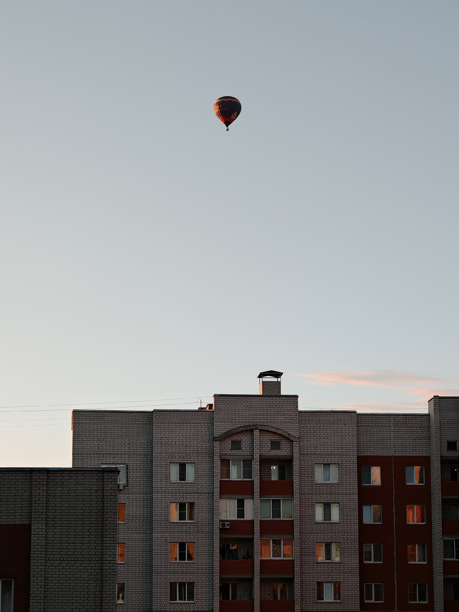 Воздушный шар над домами