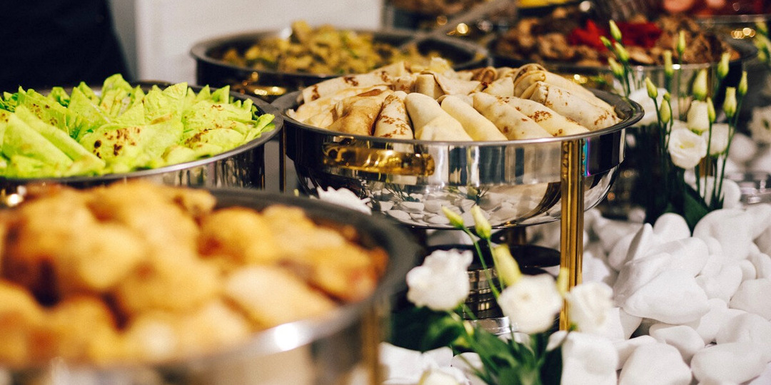 Какие бывают типы питания в отелях: 6 основных категорий и как их выбрать
