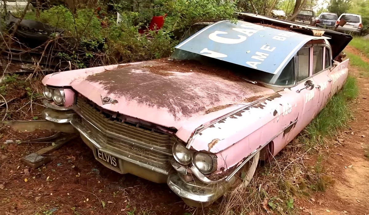 Владелец утверждал, что когда-то автомобиль принадлежал Элвису Пресли. Спустя полтора года после находки розовая машина была спасена, и теперь она снова колесит по дорогам.