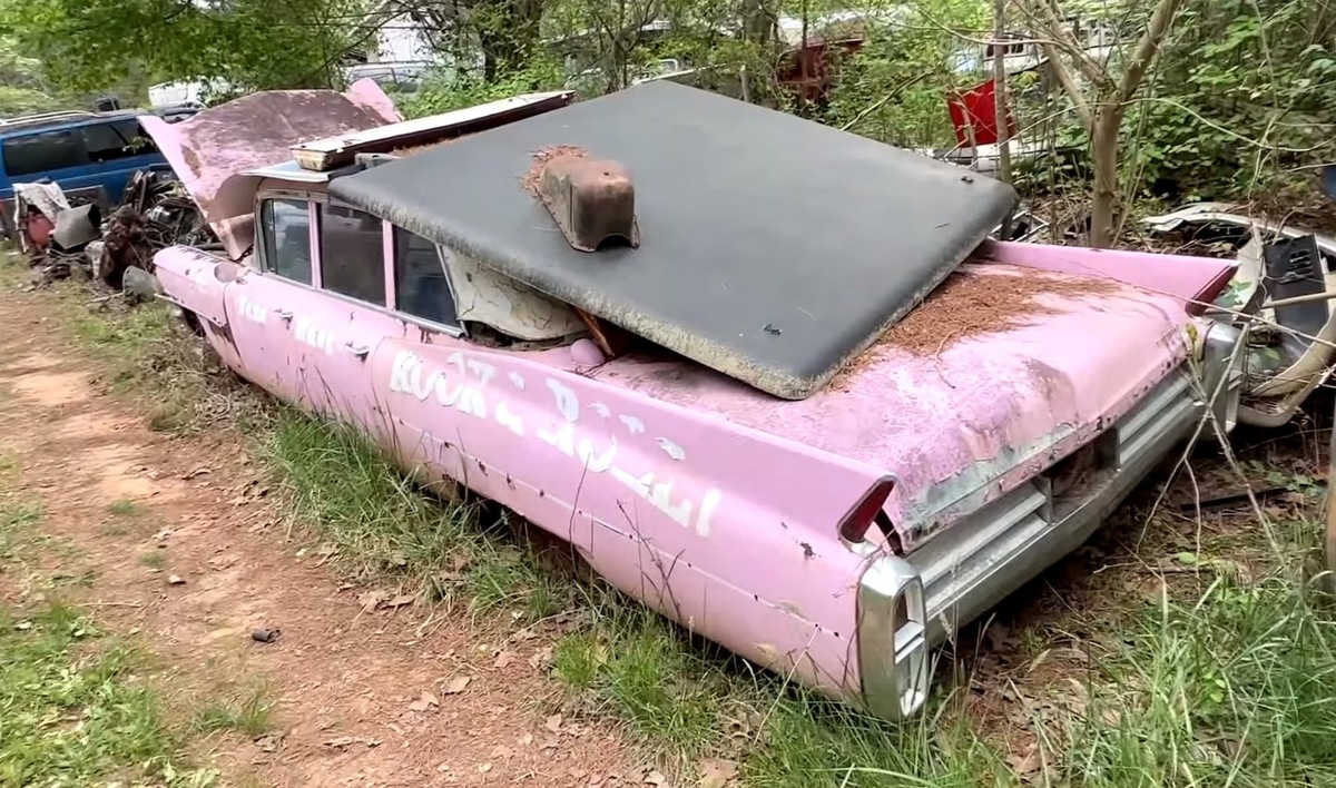 Владелец утверждал, что когда-то автомобиль принадлежал Элвису Пресли. Спустя полтора года после находки розовая машина была спасена, и теперь она снова колесит по дорогам.-2