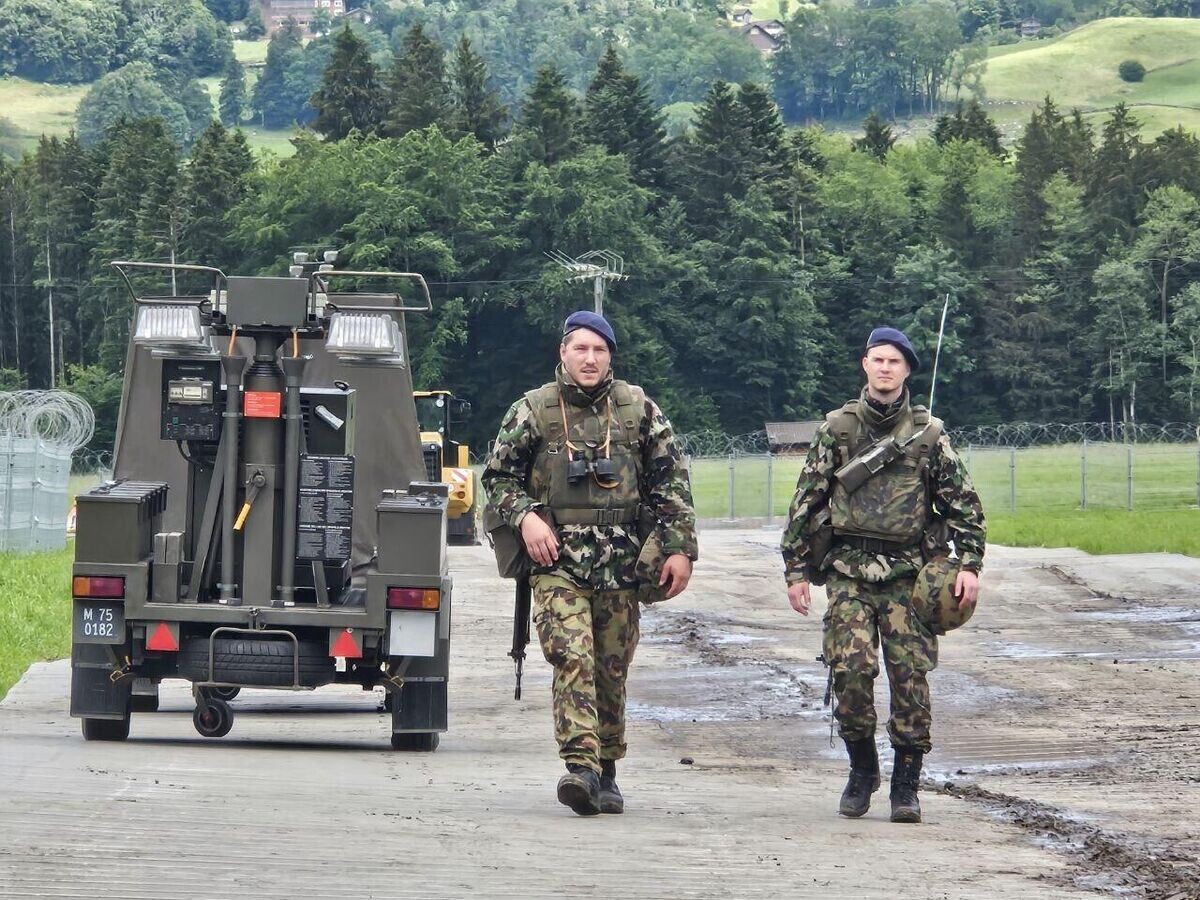    Швейцарские военные охраняют место проведения "мирной" конференции по Украине на курорте Бюргеншток© РИА Новости