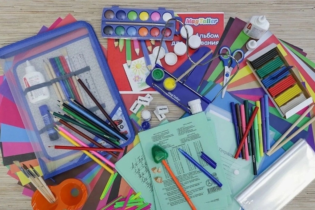    В набор входит 18 канцелярских принадлежностей: пластилин, пенал, расписание занятий