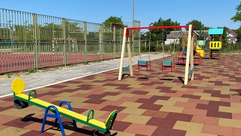    В хуторе Андреевском на детской площадке постелили мягкое покрытие Фото: администрация Советского округа