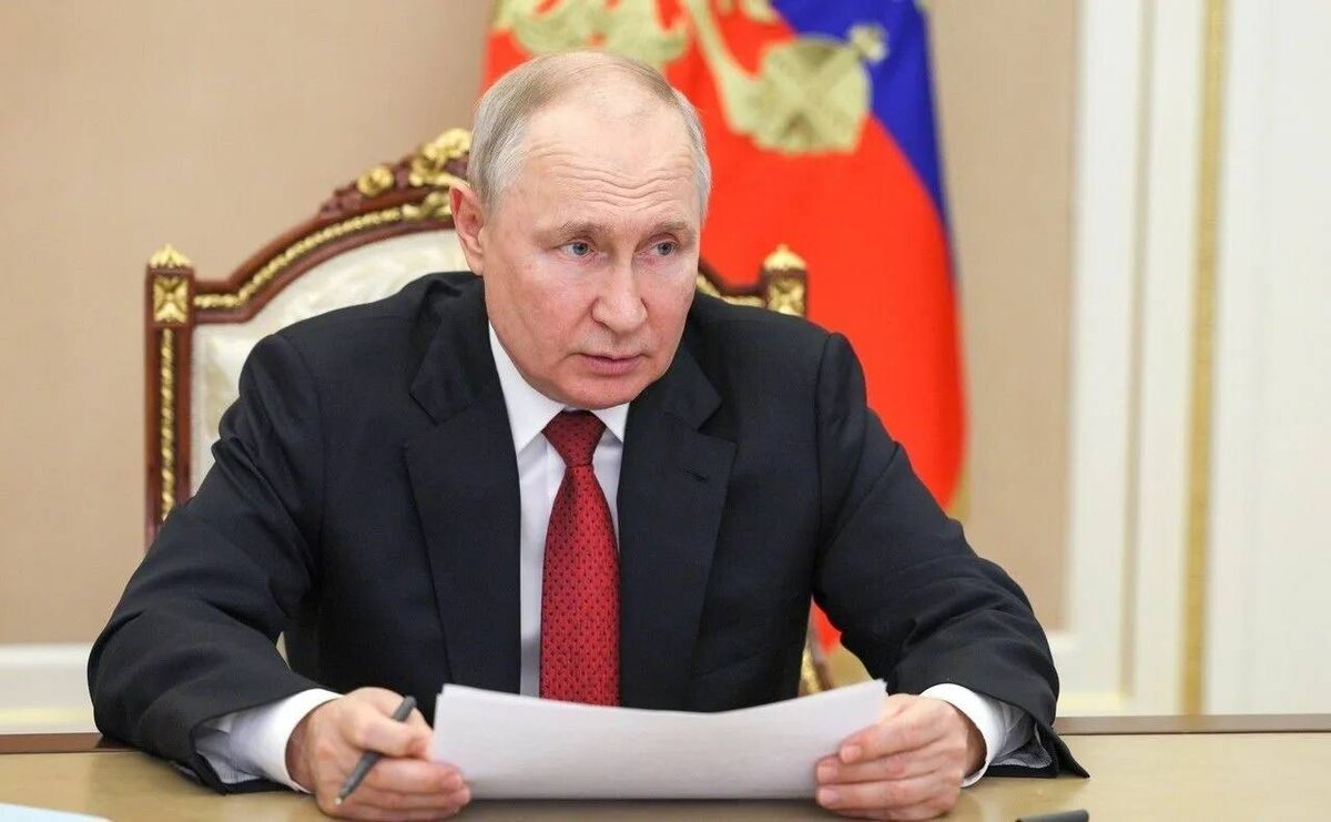 ГЛАВА ГОСУДАРСТВА ВЛАДИМИР ПУТИН НА СОВЕЩАНИИ, ПОСВЯЩЕННОМ ИСПОЛНЕНИЮ НАЦИОНАЛЬНЫХ ПРОЕКТОВ ПОТРЕБОВАЛ ОТ ЧИНОВНИКОВ РАБОТАТЬ КАК НА ЛИНИИ ФРОНТА. ФОТО: KREMLIN.RU