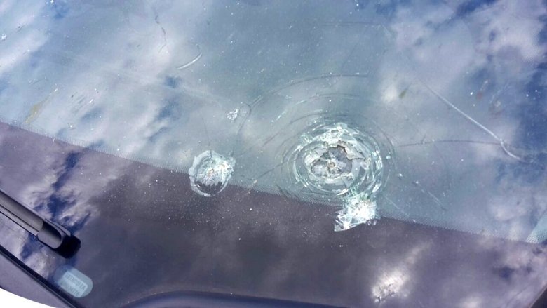    Срок службы «дворников» также сокращают трещины и сколы на стекле