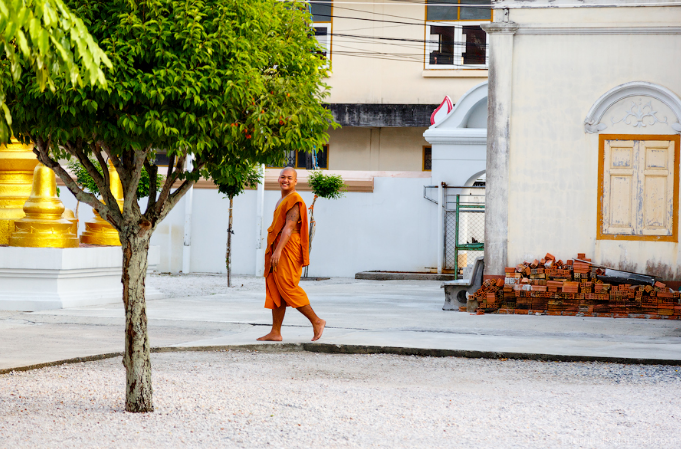 Одни монахи готовы принять судьбу и не менять имя каждые два года