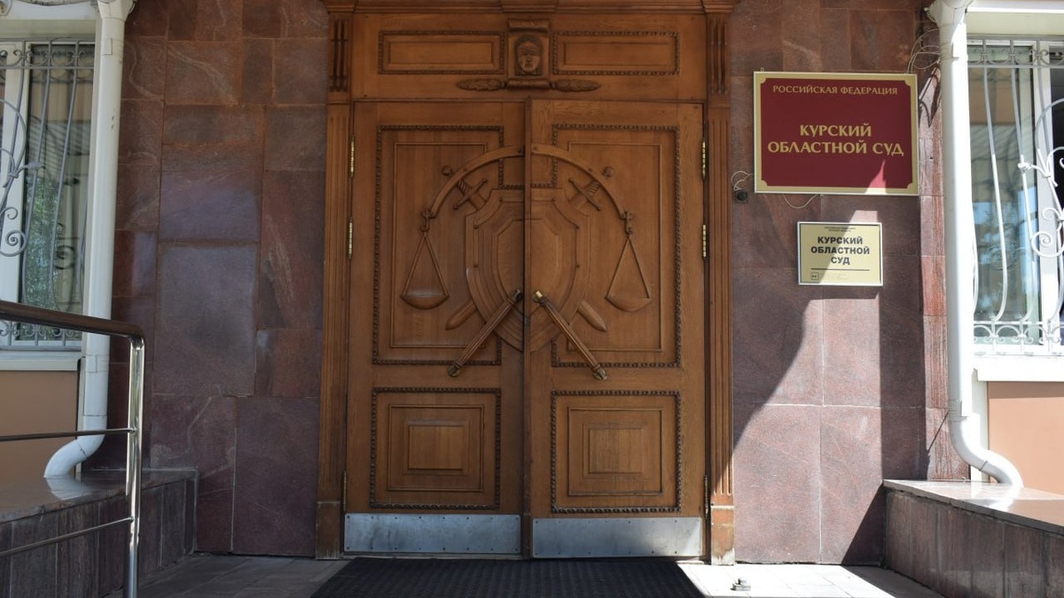    Курянин отсудил у аптеки 500 тысяч рублей за падение на ступеньках