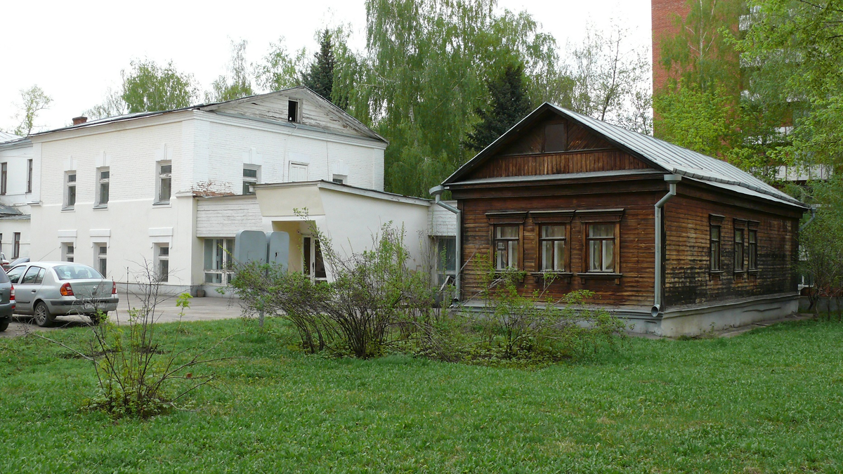 На фото - дом семьи Бурденко в Пензе. Ниже - видеоролик, который мы сняли внутри этого дома