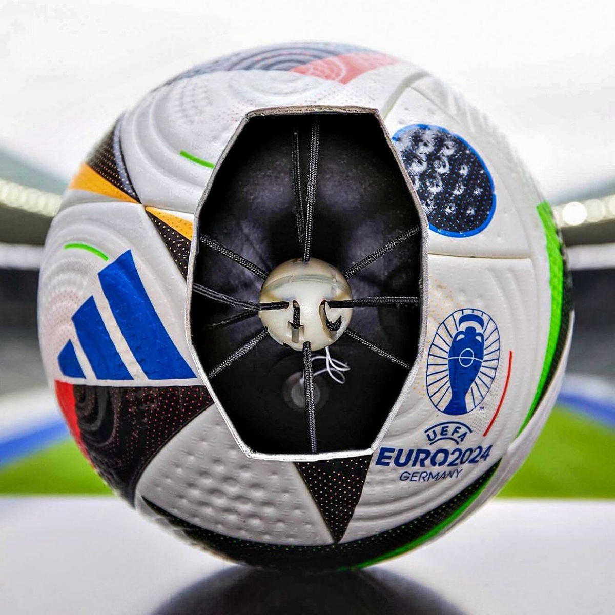 Так выглядит мяч Евро24 с чипом внутри