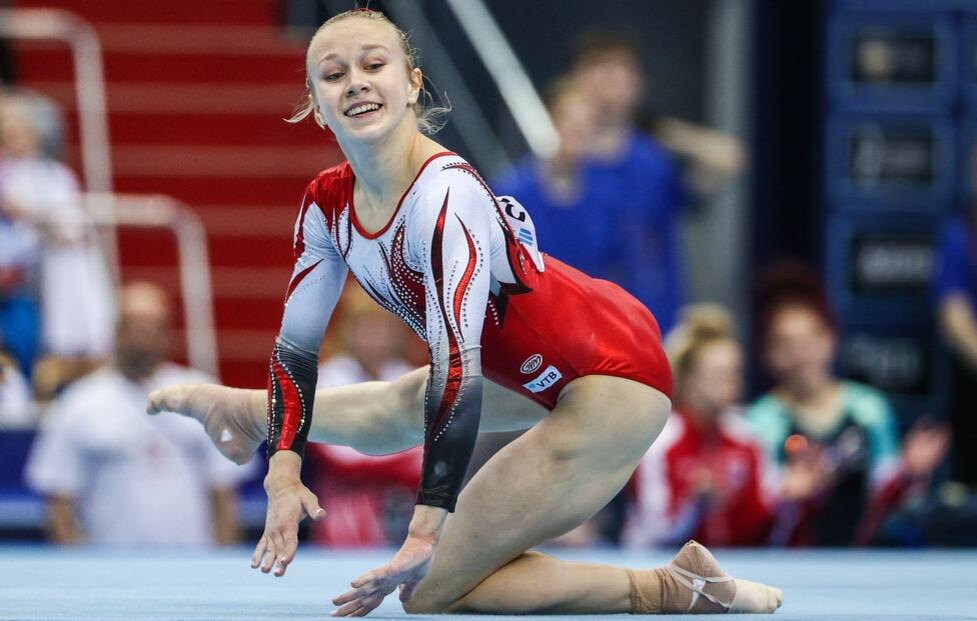 KAZAN, RUSSIA - APRIL 8, 2022: Athlete Viktoria Listunova performs in the team all-around final of the 2022 Russian Artistic Gymnastics Championship at the Kazan Gymnastics Centre. Yegor Aleyev/TASS Россия. Республика Татарстан. Казань. Чемпионат России по спортивной гимнастике. Центр гимнастики. Командное многоборье. Финал. Виктория Листунова во время соревнований. Егор Алеев/ТАСС
