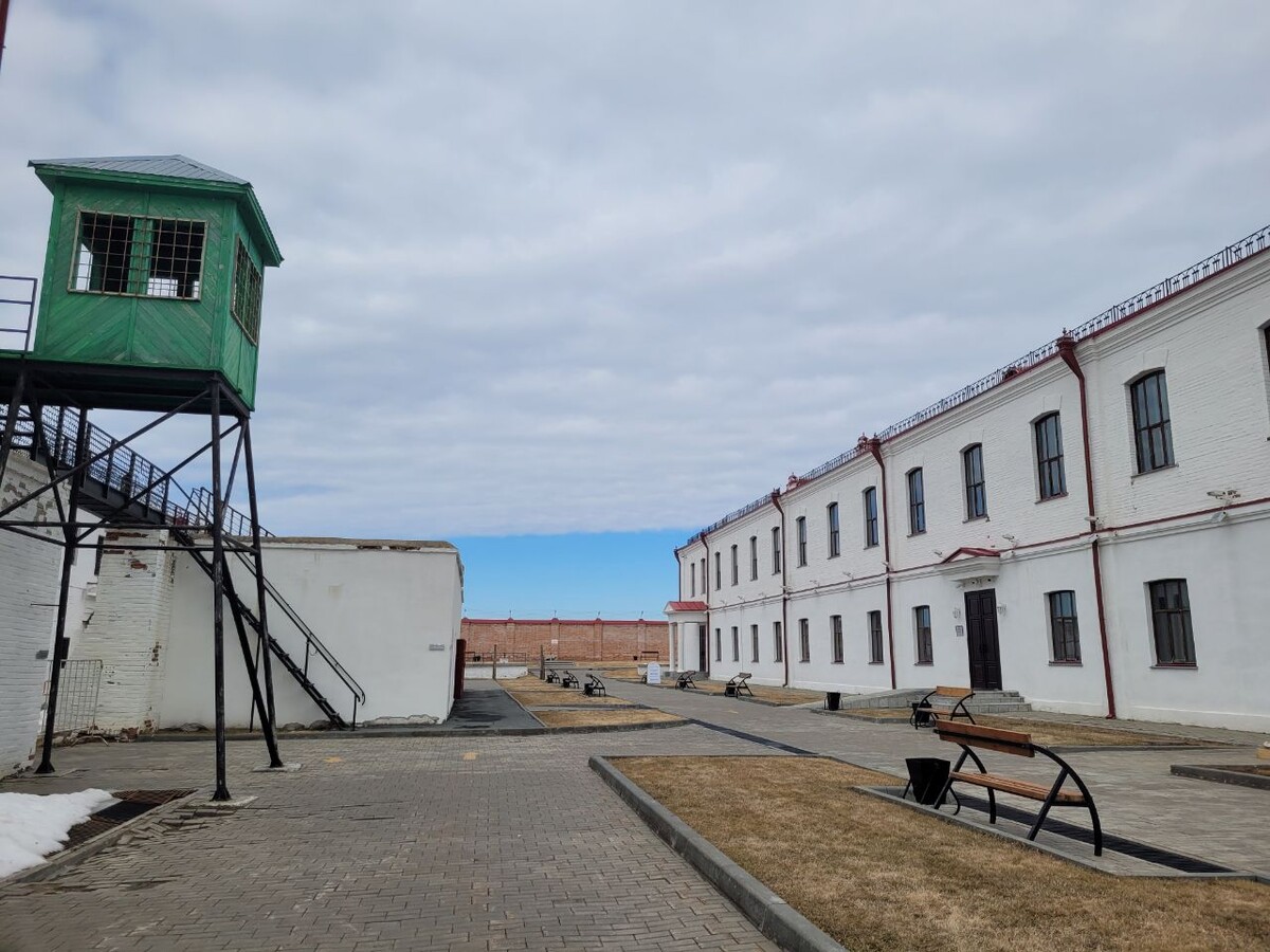 Тобольск (древняя столица Сибири, ныне небольшой город в Тюменской области) уникален своей тюрьмой. Она находится в самом центре города, напротив старинного Кремля.-2